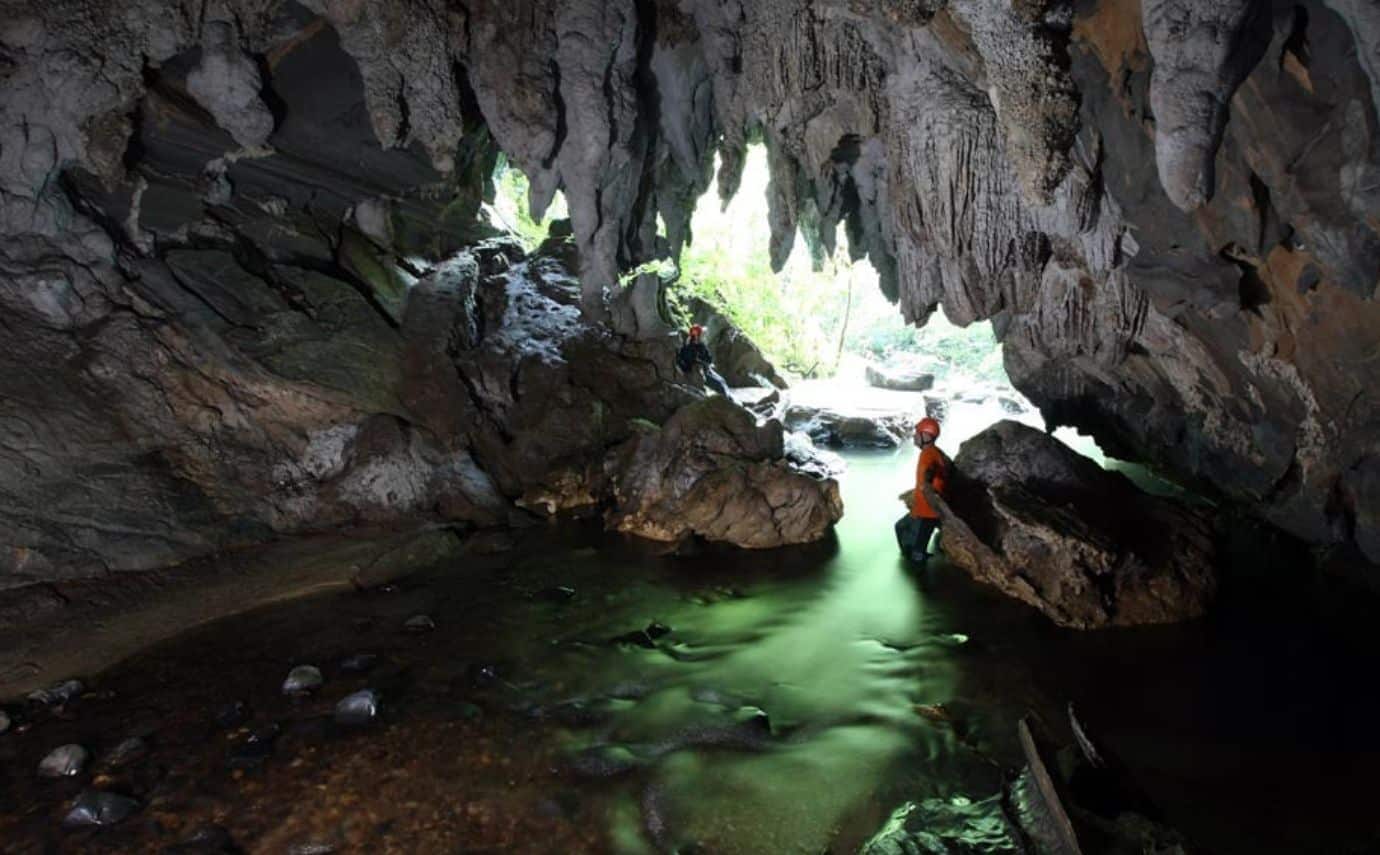Rio Betari no Núcleo Santana do PETAR - águas cristalinas cercadas por Mata Atlântica