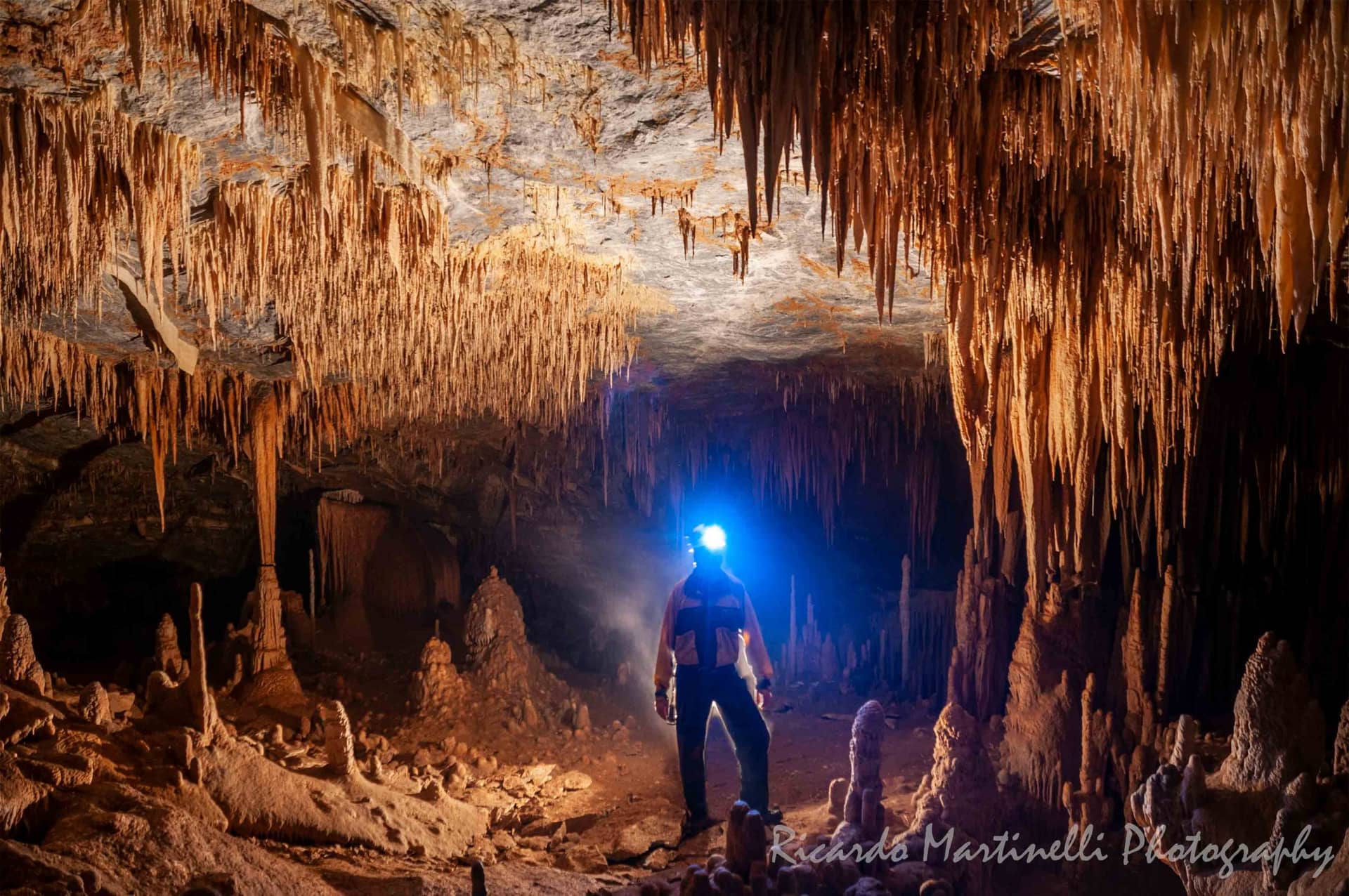 Caverna do Diabo no PETAR - formações rochosas iluminadas